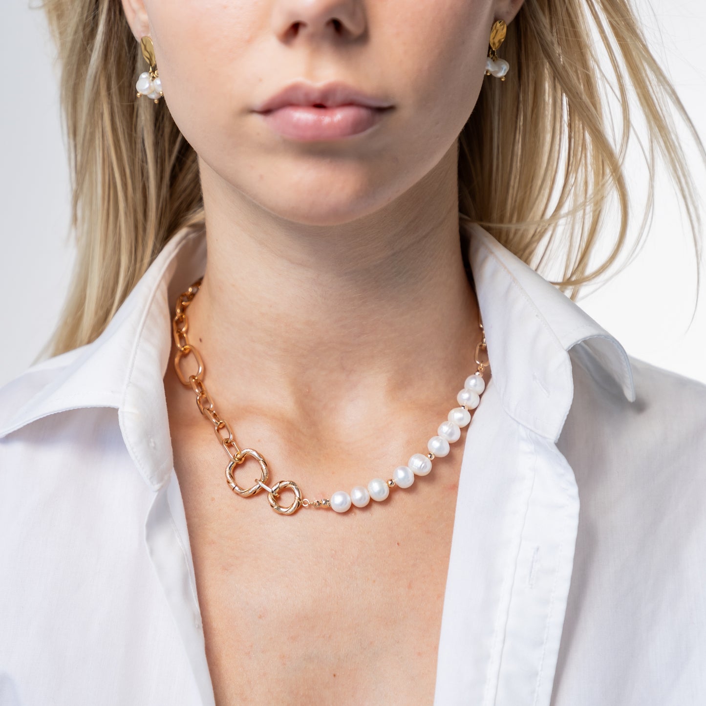 River Pearl necklace with gold plated chain (adjustable length 40cm+5cm)