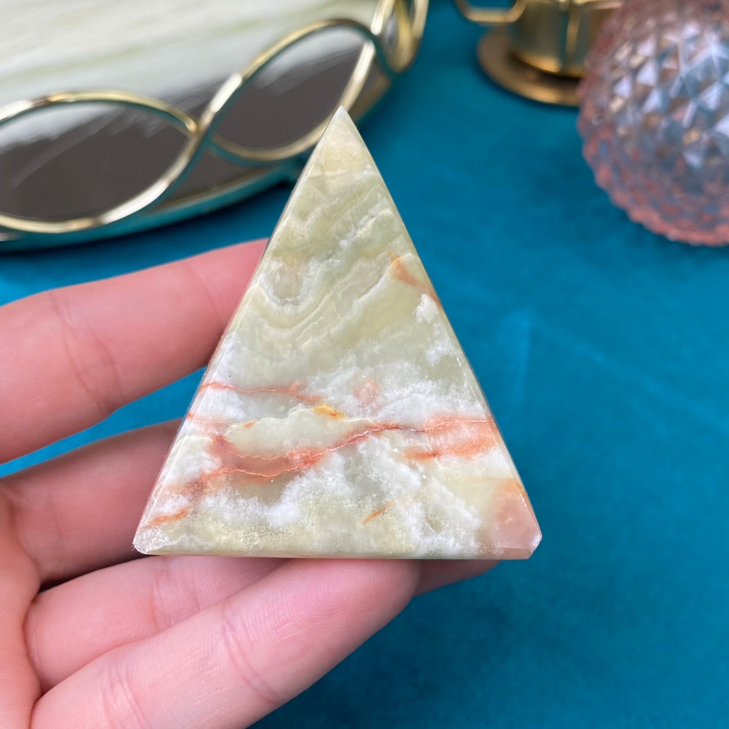 Natural Marble Onyx pyramid 138g. (Marble Onyx)