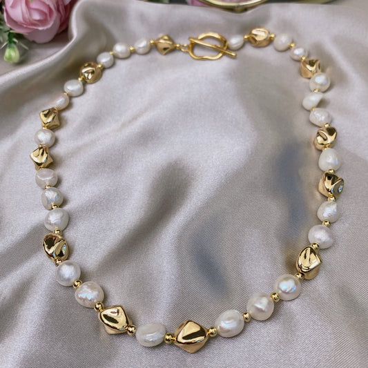 Flussperlen-Halskette mit dekorativen Elementen